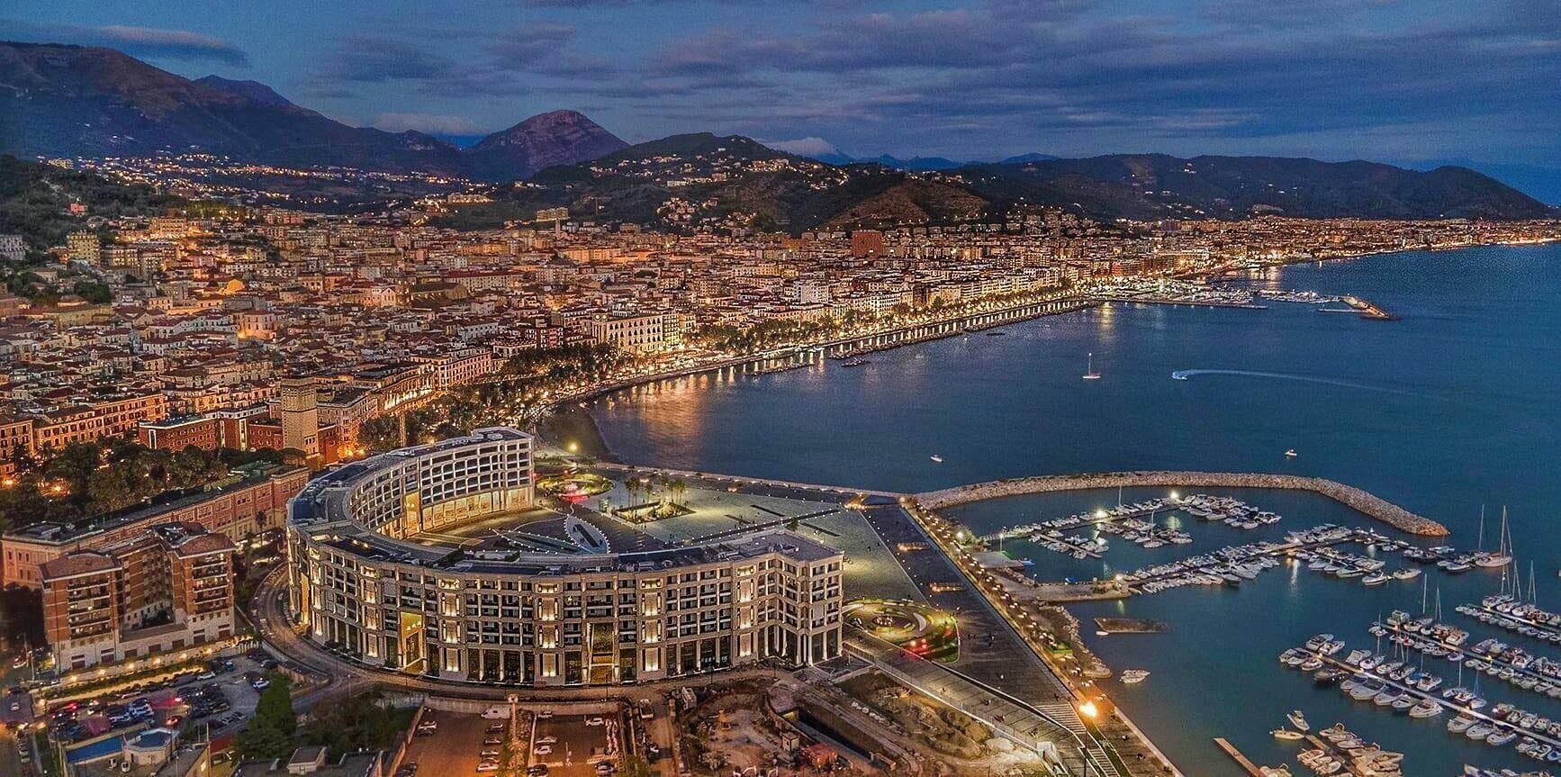 Salerno, Piazza della Libertà e Crescent sul lungomare